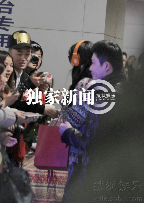 張柏芝現(xiàn)身獲贈(zèng)玩偶開(kāi)心大笑