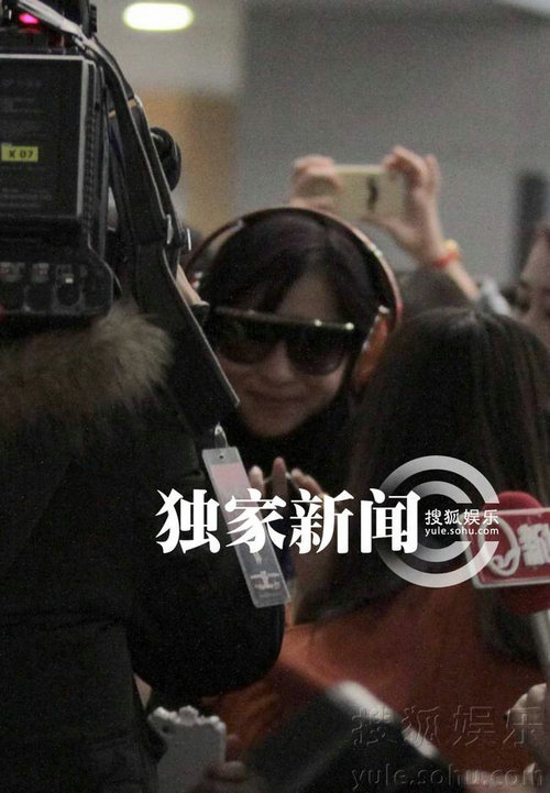 張柏芝現身獲贈玩偶開心大笑