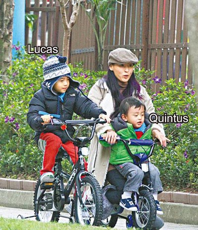 張柏芝神情十分開(kāi)心