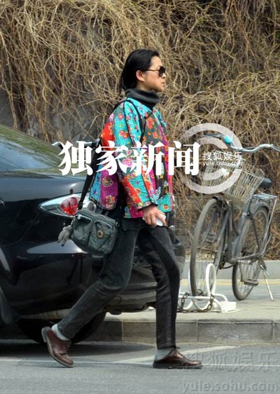 倪萍戴了副墨鏡，顯得很匆忙