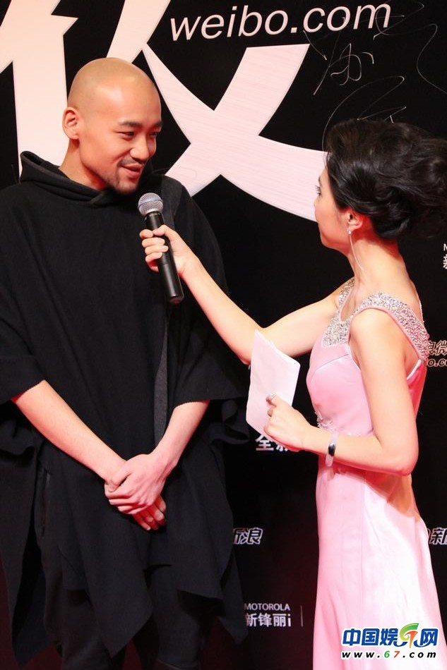 三代女神低胸搶鏡 姚晨挺大肚王力宏當眾開黃腔