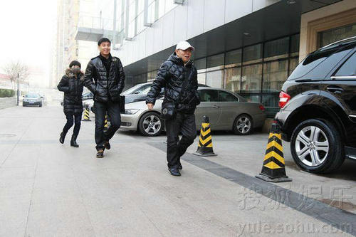 潘長江赴醫院探望待產女兒