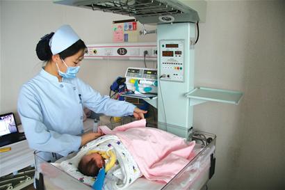 最小患者生來肚皮裂口 媽媽懷孕吃減肥藥 最小患者生來肚皮裂口 媽媽懷孕吃減肥藥