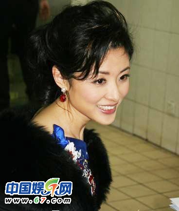 董卿周濤臺(tái)下緊張背詞 春晚主持人罕見(jiàn)后臺(tái)照曝光