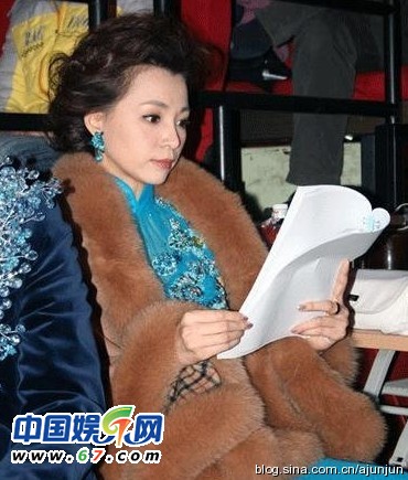 董卿周濤臺下緊張背詞 春晚主持人罕見后臺照曝光