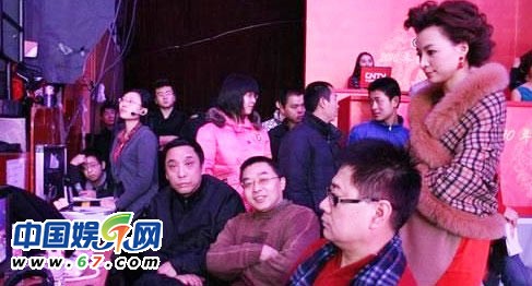 董卿周濤臺下緊張背詞 春晚主持人罕見后臺照曝光