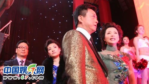 董卿周濤臺下緊張背詞 春晚主持人罕見后臺照曝光