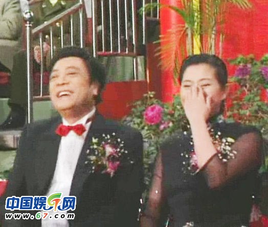 董卿周濤臺(tái)下緊張背詞 春晚主持人罕見(jiàn)后臺(tái)照曝光