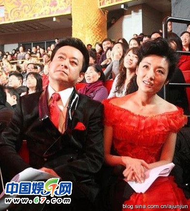 董卿周濤臺下緊張背詞 春晚主持人罕見后臺照曝光