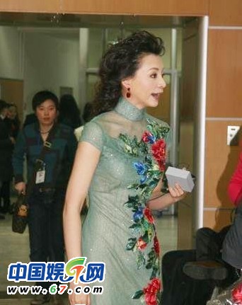 董卿周濤臺下緊張背詞 春晚主持人罕見后臺照曝光