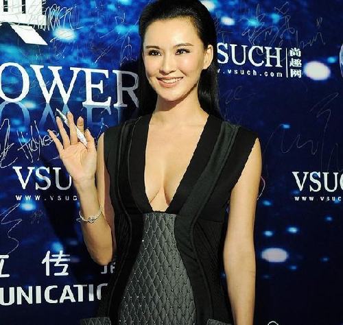 莫小棋深V現身時尚盛典 側身秀豪乳不輸王李丹妮G奶