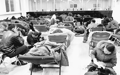 圖為北京某醫院排隊掛號的人們。