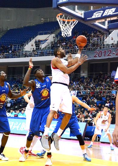 雙星兩個(gè)加時(shí)2分險(xiǎn)勝天津 慘烈迎來(lái)5連勝 雙星兩個(gè)加時(shí)2分險(xiǎn)勝天津 慘烈迎來(lái)5連勝