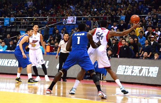 雙星兩個(gè)加時(shí)2分險(xiǎn)勝天津 慘烈迎來(lái)5連勝 雙星兩個(gè)加時(shí)2分險(xiǎn)勝天津 慘烈迎來(lái)5連勝