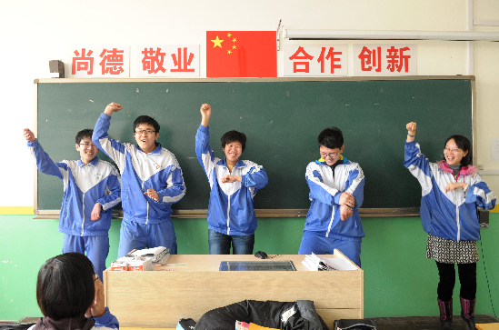 青大附中老師跳江南style激勵學生 青大附中老師跳江南style激勵學生