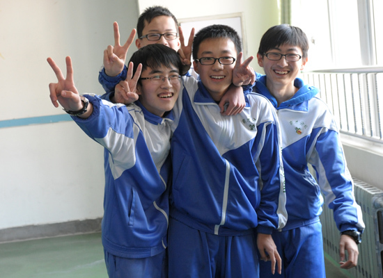 青大附中老師跳江南style激勵學生