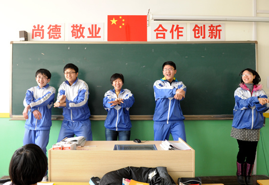 青大附中老師跳江南style激勵學生