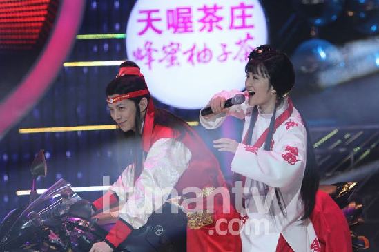 謝娜何炅玩搖滾版《紅樓夢(mèng)》 坡姐帶黑超一秒變搖滾林黛玉