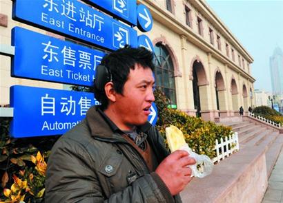 折騰一天只買到半程返鄉票 折騰一天只買到半程返鄉票