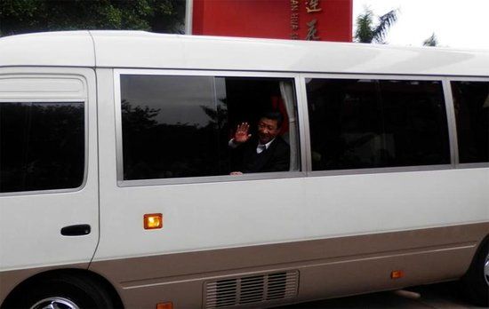 習近平在廣東視察時開窗向群眾招手示意
