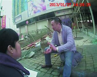 不好!他左手拿火機 右手抱煤氣罐 不好!他左手拿火機 右手抱煤氣罐