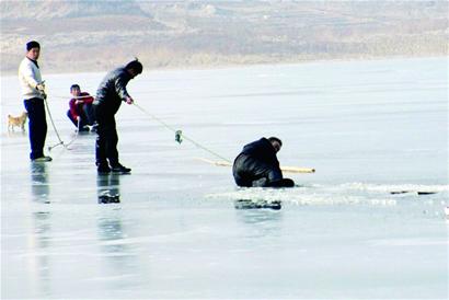 冰窟救人“步步驚心” 冰窟救人“步步驚心”