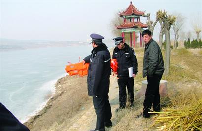 冰窟救人“步步驚心” 冰窟救人“步步驚心”