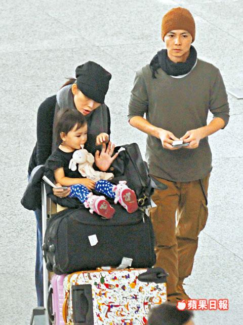 蔡少芬一家現身機場