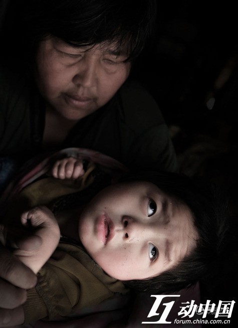 袁厲害正在照看一個腦癱的孩子。.jpg 袁厲害正在照看一個腦癱的孩子。.jpg