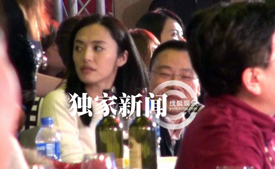 姚晨挺肚赴年會曹郁接送