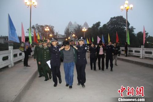 中越警務合作偵查河北貪官攜情婦潛逃越南落網