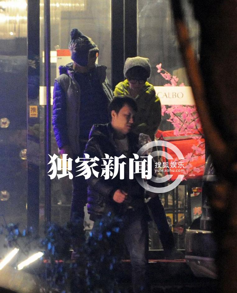 追星：徐克攜小女友深夜覓食無(wú)交流 吳京謝楠深夜會(huì)有秀恩愛
