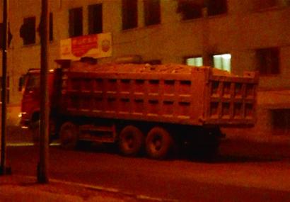 大貨白天躲貓貓半夜一路飆 大霧中2小時(shí)40輛車(chē)現(xiàn)形