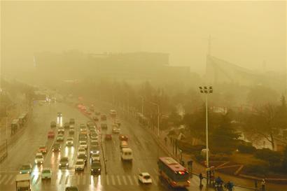 青島跳出霾伏又墜風塵 7級北風吹來新疆沙塵