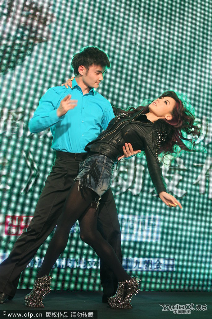 張柏芝帶傷上陣熱舞 撩發狂摸撒貝寧小臉