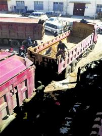 車主談超載:工程轉(zhuǎn)包 不超載就賠錢 車主談超載:工程轉(zhuǎn)包 不超載就賠錢