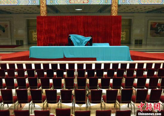 3月1日,北京,人民大會堂內,工作人員在布置會場。田賀 攝 CFP視覺中國 版權作品 請勿轉載
