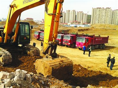 大貨裝土石逼出新標準 十二鏟正好十五噸 大貨裝土石逼出新標準 十二鏟正好十五噸