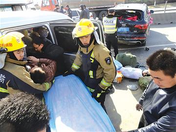 微面硬闖迎親車隊(duì) 百萬(wàn)奧迪Q7破相 微面硬闖迎親車隊(duì) 百萬(wàn)奧迪Q7破相