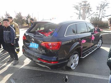 微面硬闖迎親車隊(duì) 微面硬闖迎親車隊(duì)