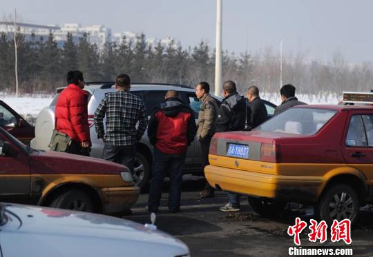 一發現有類似車輛,就會有人圍上去查問。 張瑤 攝