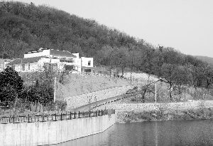 兩層小樓依山傍水，環境不錯