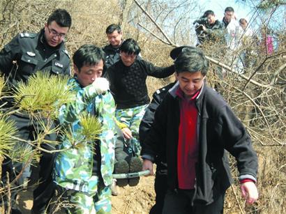 浮山頂墜崖 快救她！