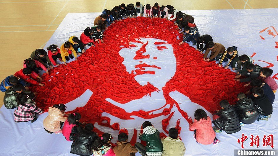 浙江近千名學生用紅領(lǐng)巾拼成雷鋒圖案