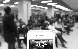 晚上9點多,人還沒散