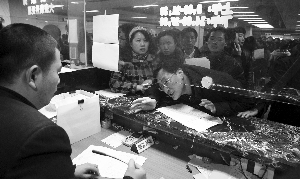 “人人人人人人人人華僑路房產交易大廳人人人人人人人人人。”昨天一大早，“@現代快報”微博用這句話來形容南京房產交易登記的火爆。