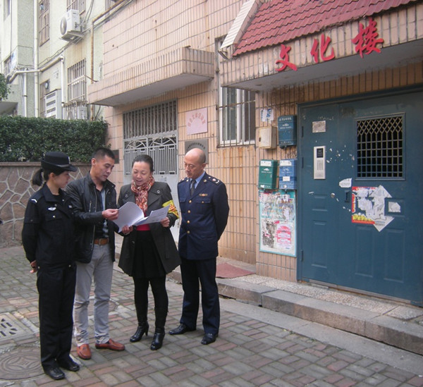 工作人員聽取轄區(qū)居民對(duì)本單位工作的建議及意見