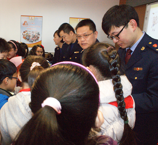 工作人員到北仲一小發(fā)放宣傳資料，開展食品安全知識進校園活動