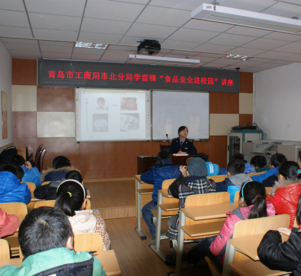 工作人員到北仲一小開展“食品安全知識進(jìn)校園”活動
