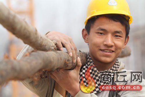 “二樓都是煙，烤得哪地方都發燙，我沒管恁多，也不知道哪來恁大的勁，上去抱起了孕婦，把她送到了窗戶下面。”——救人者張綠峰